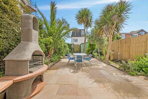 Step into the secluded garden & get ready for your best holiday yet