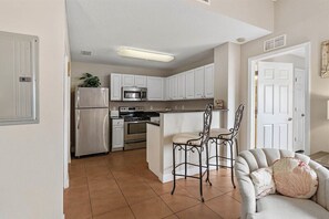 Breakfast Bar and Kitchen