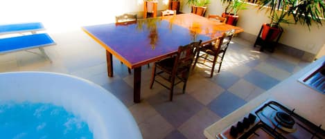 terrazza con mini piscina, cucina all'aperto, tavolo da pranzo, lettini