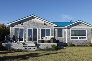 Beachfront Point Prim Cottage - lounge and grill while enjoying the water view.