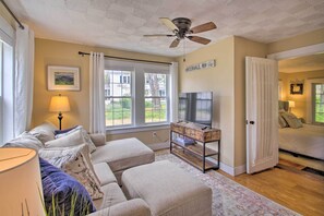 Living Room | 1st Floor | Sleeper Sofa | Free WiFi | Smart TV