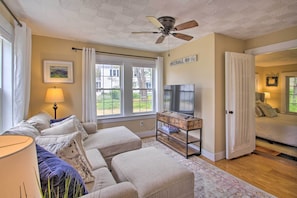 Living Room | 1st Floor | Sleeper Sofa | Free WiFi | Smart TV