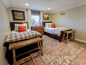 The Lanier Room with twin beds