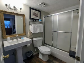 The Lanier room's en-suite bathroom