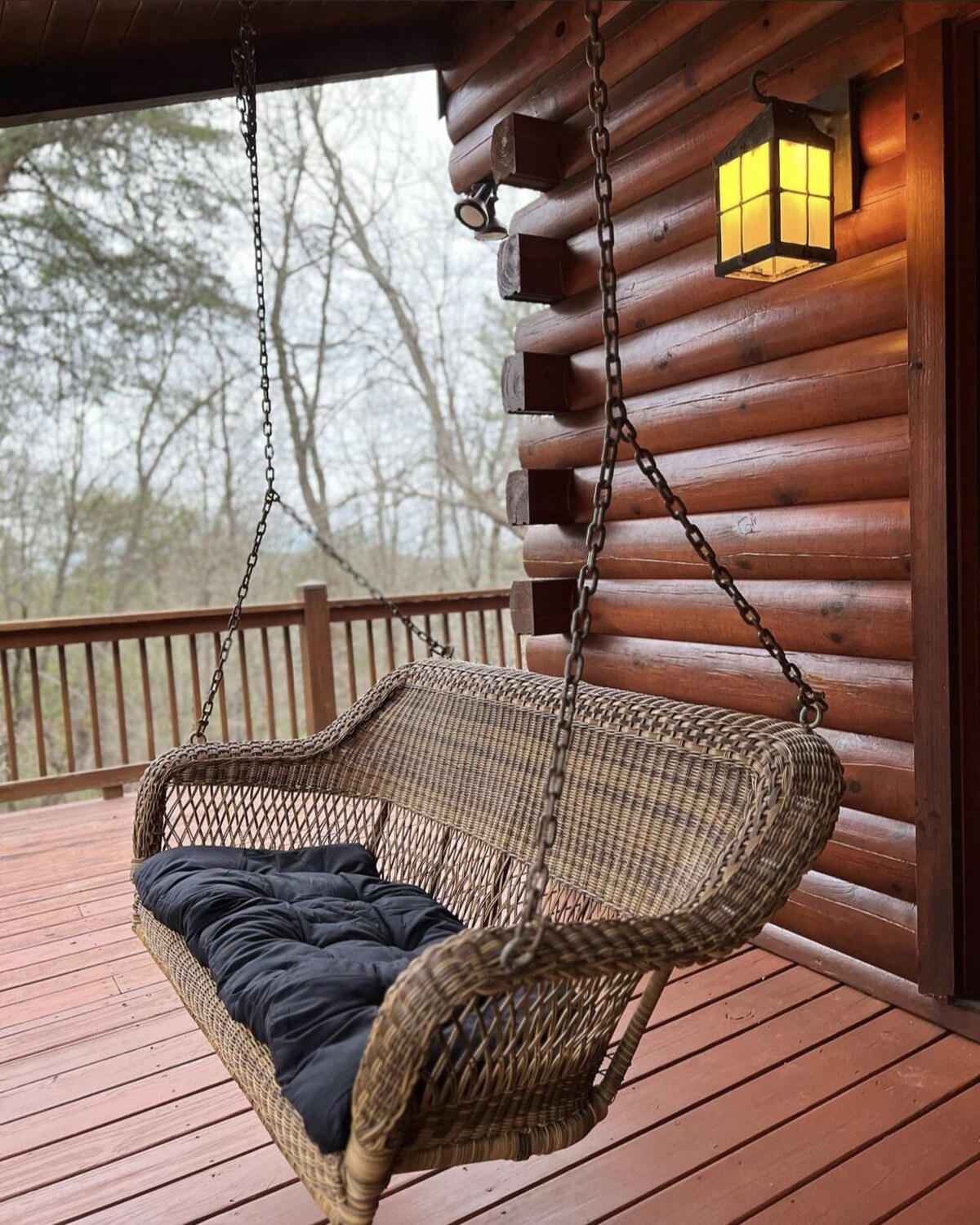Luxury Log Cabin + Hot Tub + Mins to Downtown Dahlonega