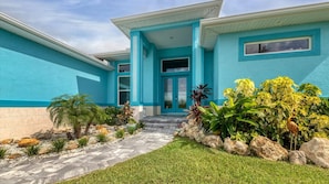 Beautiful 3 bed 2.5 bath villa located in Charlotte Harbor Area