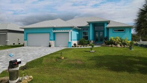 Beautiful 3 bed 2.5 bath villa located in Charlotte Harbor Area