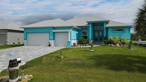 Beautiful 3 bed 2.5 bath villa located in Charlotte Harbor Area