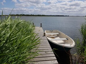 Bootssteg am eigenen Wassergrundstück - Ruderboot kostenfrei für unsere Gäste