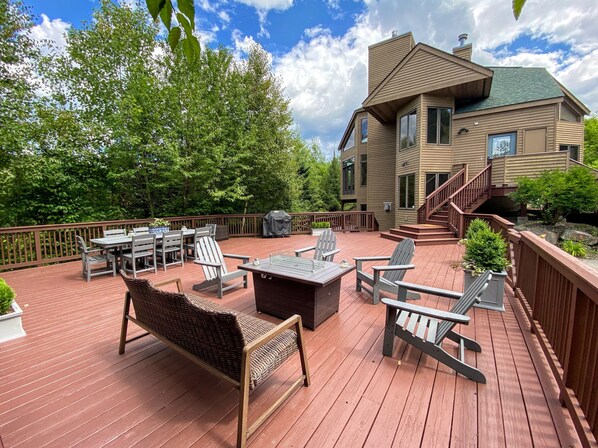 Experience mountain living at its finest in this beautifully renovated, three-level ski-in/ski-out townhouse, nestled in the exclusive Crawford Ridge community.
