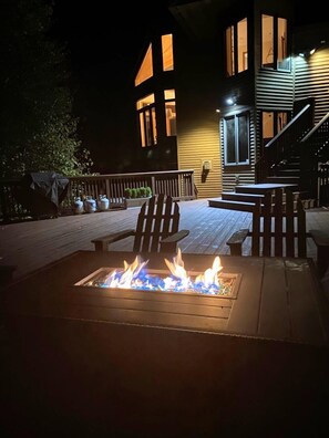Propane fire pit coffee table – cozy up with a drink under the stars