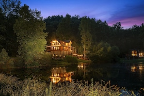 Sully's Big Bear Lodge, Beautiful, serene of the cabin and pond.
