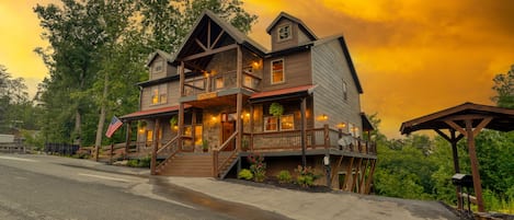 Huge, 12-bedroom cabin with spacious decks and tons of amenities.