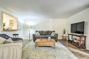 Living Room | Smart TV | Central A/C & Heat | Queen Sleeper Sofa
