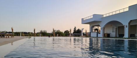 Piscine de la Villa 16m sur 6m.