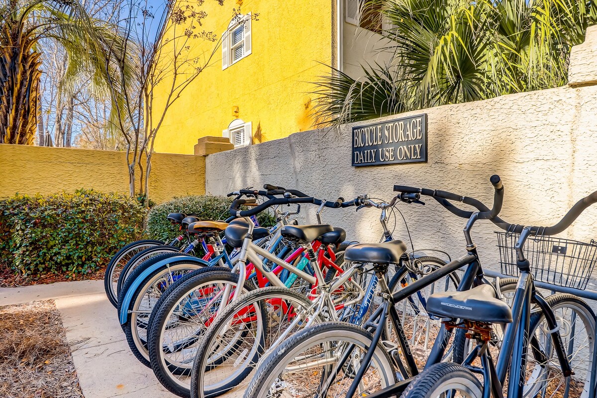 Hilton Head Island townhome with private patio, grill, seasonal pool, & golf