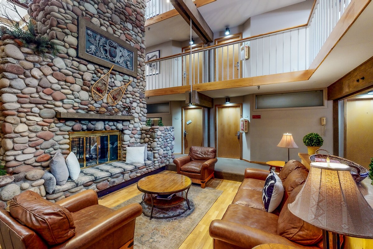 Main St. gem – pool & hot tub – walk to lifts, dog-friendly, ground-floor