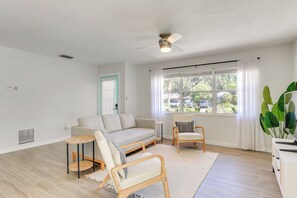 Living Room | Main Level | Smart TV | Free WiFi (600 Mbps)