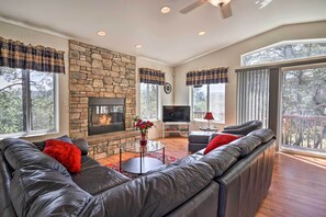 Living Room | Smart TV w/ Hulu & Netflix | Central A/C | Towels & Linens