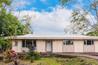 Single-level, dog-friendly home with a full kitchen, washer/dryer, patio