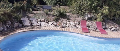 Piscine extérieure chauffée , en service de début mai à septembre 