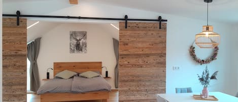 Ferienwohnung Bergblick Loft, 60 qm mit separatem Schlafzimmer und West-Balkon-Bergblick Loft Blick in das Schlafzimmer