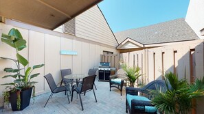 Private Courtyard with Outdoor Dining