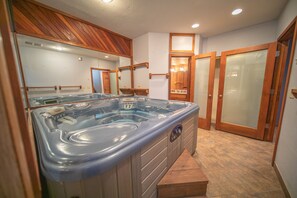 Private Hot Tub!