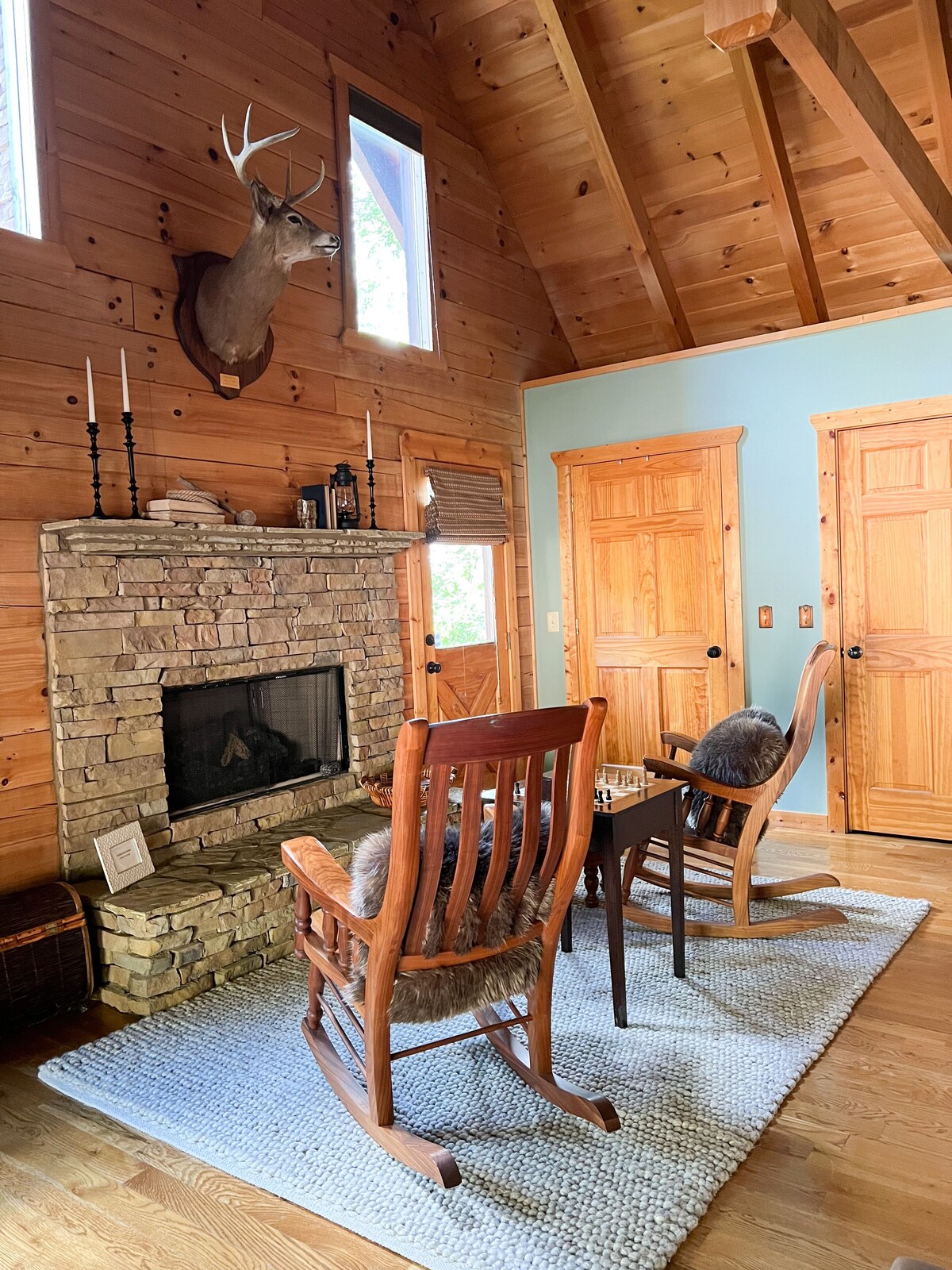 Cozy Mountain Hideaway + Hot Tub + Mins to Downtown Dahlonega