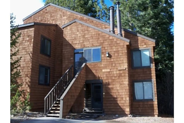 Base Camp G - Tahoe Donner Ski-in / Ski-out Condo