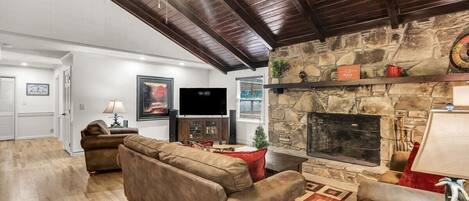 Spacious First Floor Living room with Vaulted ceilings!