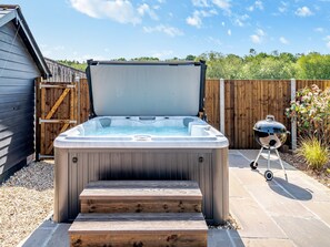 Jacuzzi | The Farmhouse - Bedborough Farm, Wimborne