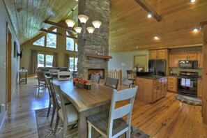 Kitchen / Dining room plenty of room to accommodate all guest to eat.