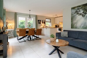Gezellig ingerichte woonkamer met open keuken.