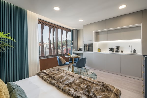 Wohnzimmer, Schlafzimmer und Küche