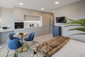 Salle de séjour, chambre à coucher et cuisine, et une télévision