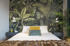 Schlafzimmer mit einem Doppelbett