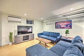 Living Room | Smart TV | Futon | Free WiFi