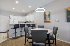 Dining & Breakfast Bar seating