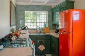 Fully stocked kitchen with stove and appliances