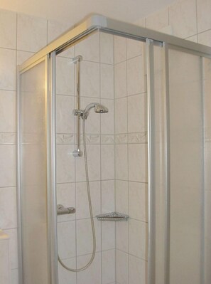 Badezimmer mit Dusche