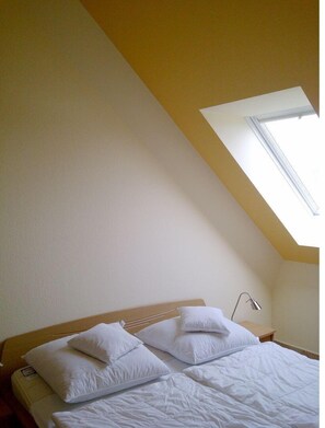 Schlafzimmer mit Doppelbett