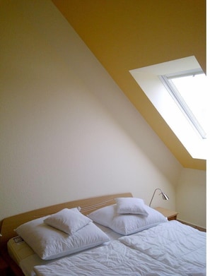 Schlafzimmer mit Doppelbett