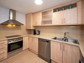 Cabinetry, Countertop, Eigentum, Spüle, Herd, Küche, Sinken, Holz, Küchengerät, Beleuchtung