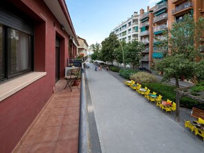 Pflanze, Gebäude, Fenster, Himmel, Strassenbelag, Infrastruktur, Baum, Asphalt, Blume, Urban Design