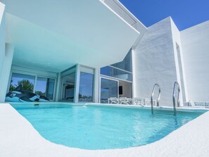 L'Eau, Bleu Azur, Bâtiment, Piscine, Ciel, Ombre, Aqua, Condominium, Loisir, Composite