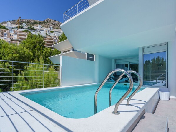 Propriété, L'Eau, Bâtiment, Ciel, Piscine, Bleu Azur, Ombre, Architecture, Plante, Maison