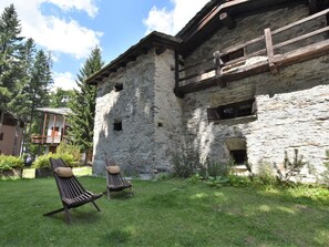 Nuage, Plante, Ciel, Bâtiment, Fenêtre, Chalet, Lot Terre, Herbe, Mobilier De Jardin, Arbre