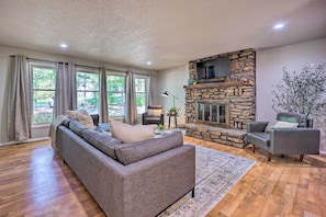 Living Room | Smart TV | Fireplace