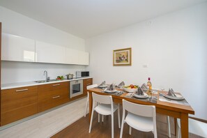 The well equipped kitchen with dishwasher